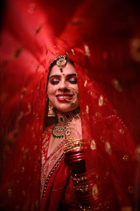 Indian Bride Poses Photo Ideas, Bride Closeup Poses, Bride Parlour Shoot, Dulhan Single Pose, Dulhan Photography, Closeup Poses, Parlour Shoot, Bride Closeup, New Dulhan Pose