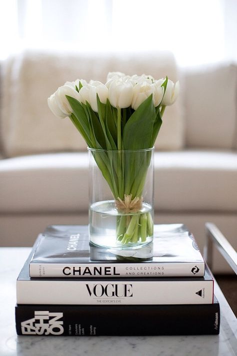 coffee table styling Best Coffee Table Books, Book And Coffee, Chanel 2015, Book Flowers, Coffee Table Styling, White Tulips, Deco Floral, Coffee Table Books, Decorating Coffee Tables