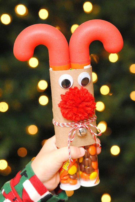 Candy Reindeer--such a fun and easy idea for the kids to give as gifts   @Kristin Solomon Candy Cane Reindeer, Steak Tacos, Inexpensive Christmas, Reindeer Craft, 12 December, Carne Asada, Christmas Gifts For Friends, Christmas Goodies, Homemade Christmas