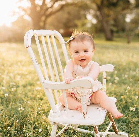 Standard of Grace Rocking Chair Photoshoot Picture Ideas, One Year Photo Shoot Ideas, First Birthday Outside Photoshoot, Outside 1 Year Photoshoot, 1st Birthday Field Pictures, Diy First Birthday Photoshoot Outside, 1st Year Photoshoot Ideas, Spring Baby Photos, 1 Yr Photoshoot Ideas