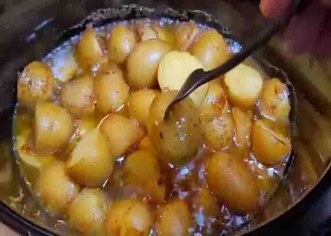 How Long To Cook Potatoes In Crock Pot, Crock Pot New Potatoes, Crockpot Whole Potatoes, Crockpot Baby Potatoes, Vegtables Dishes, Potatoes In Crockpot, Potatoes In Crock Pot, Buttered Potatoes Recipe, Supper Sides