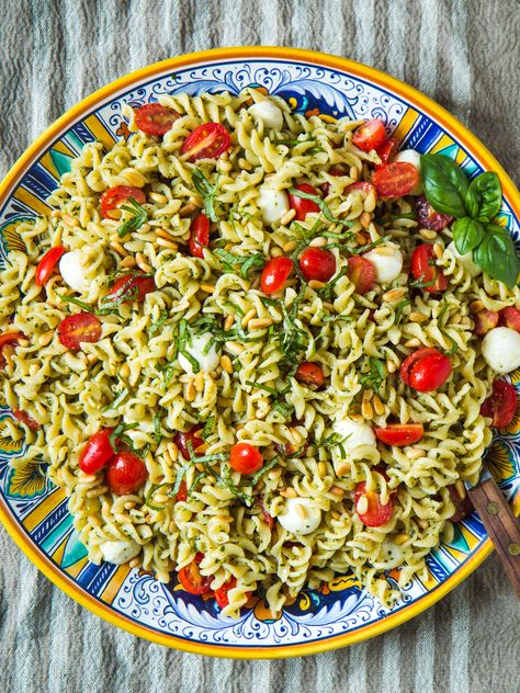 Caprese Pasta Salad | I'm not a big fan of most pasta salads, but there is one major exception to that rule: pesto pasta salads. I don't know what it is about pesto that makes serving cold pasta acceptable to me, but whatever it is, I won't argue with it. I just love it. Fresh Corn Salad, Caprese Pasta Salad, Caprese Pasta, July Recipes, Pesto Pasta Salad, Cold Pasta, Fourth Of July Food, Pasta Salads, Perfect Pasta