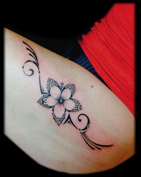 Frangipani Tattoo, Maori Tattoo Frau, Tahitian Tattoo, Simbols Tattoo, Hawaiian Flower Tattoos, Hawaiian Tattoos, Plumeria Tattoo, Tattoo Son, Polynesian Tattoos Women