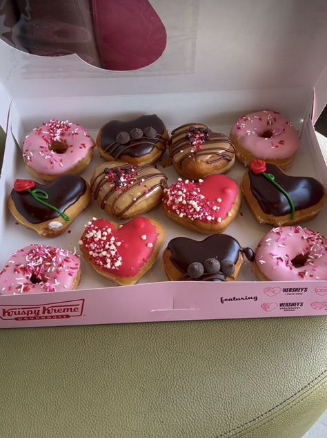 Heart doughnuts Valentine’s Day Desserts Boxes, Valentine’s Day Breakfast, Valentines Donut, Pastel Cupcakes, Cute Baking, Pretty Dessert, Food Babe, Krispy Kreme, Yummy Comfort Food