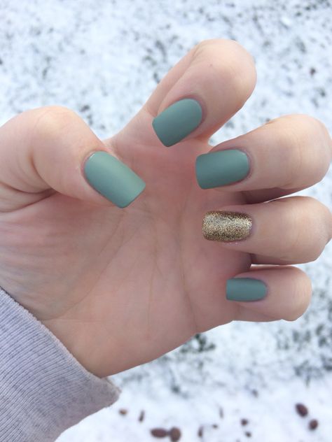 matte army green and gold! Nails Inspiration Matte, Nails Army Green, Fall Nails Green, Nail Art Matte, Army Nails, Scissor Hands, Dark Green Nails, Green Nail Designs, Amazing Nails