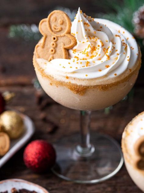 Christmas Cocktails Gingerbread, Gingerbread Shots Recipe, Ginger Bread Martini Cocktail Recipes, Gingerbread Liquor Recipes, Gingerbread Bourbon Cocktail, Gingerbread Vodka Cocktail, Aesthetic Christmas Cocktails, Cute Holiday Cocktails, Gingerbread Cookie Martini