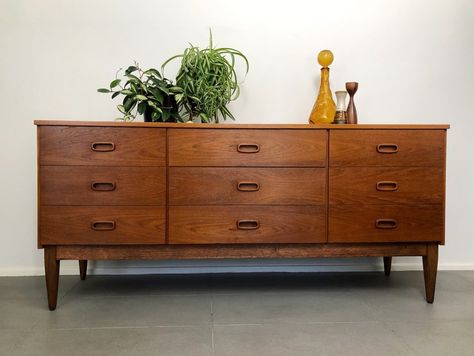 Mid Century Lane on Instagram: “Beautiful mid-century retro teak chest of drawers dresser manufactured early 1960’s. Comes with nine spacious drawers, gorgeous book match…” 70s Chest Of Drawers, Mid Century Modern Chest Of Drawers, Modern Chest Of Drawers, Mid Century Modern Dresser, Second Hand Furniture, Modern Dresser, Foot Of Bed, Century Furniture, Mid Century Furniture