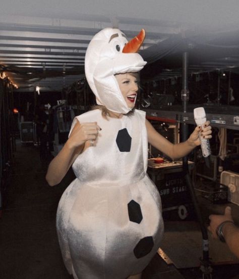 Taylor Swift Olaf, Olaf Costume, Dogs Cute, Dogs Funny, Very Cute Dogs, Dog Videos, Cute Funny Dogs, Funny Dog Videos, Olaf