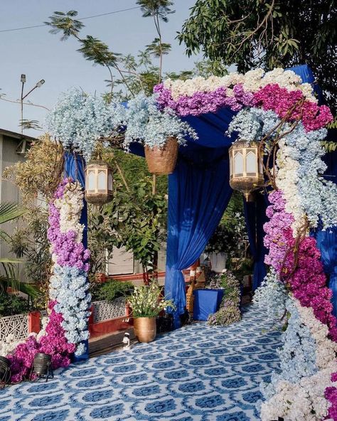 WedDecor on Instagram: “Full of thoughtful details and stunning decor for this elegant Navy and Gold asthetics Mehndi Ceremony 💙🤎. Gold is the perfect accent to a…” Gold Asthetics, Jaggo Decor, Mehndi Stage, Mehendi Decor Ideas, Haldi Decor, Mehendi Decor, Mehndi Ceremony, Henna Night, Mehndi Decor