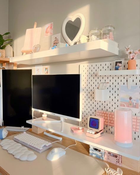 Cute Work Desk Setup, Cute Monitor Set Up, Aesthetic Desk Set Up, Aesthetic Monitor, Tiny Room Design, Cute Pc Setup, Cute Desk Ideas, Cute Desk Setup, White Monitor