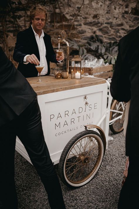 Mini martini cocktail bar for the wedding guests Mini Bar Wedding, Cocktail Mobile Bar, Wedding Martini Bar, Wedding Espresso Bar, Espresso Martini Wedding Bar, Espresso Martini Bar Wedding, Martini Bar Wedding, Cocktail Bar Wedding, Espresso Martini Bar