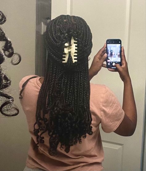 braids Medium Box Braids Short Length, Small Braids With Curly Hair, Hair Styles For Knotless Braids Ideas, Mid Length Braids With Curls, Chest Length Box Braids, Mid Length Braided Hairstyles, Knotless Box Braids Small With Curls, Back Length Box Braids, Short Medium Box Braids