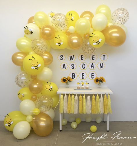 Loon Decor, Garland Inspiration, Balloon Board, Bumblebee Birthday, Bee Diy, Diy Ballon, Bee Themed Birthday Party, Preschool Birthday, Décoration Baby Shower