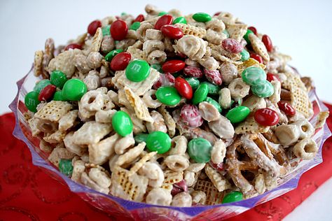 This is one of my favorite recipes to take to a party or to divide up into cute little bags to hand out to neighbors and friends during the holidays.  This treat only takes about 5 minutes to make, you don’t even have to use the stove or the oven, and it makes a huge … White Chocolate Chex Mix, Chocolate Chex Mix, Chex Mix Christmas, Chex Party Mix, Chocolate Chex, Cereal Mix, Holiday Snack, Honey Nut Cheerios, Chex Mix Recipes