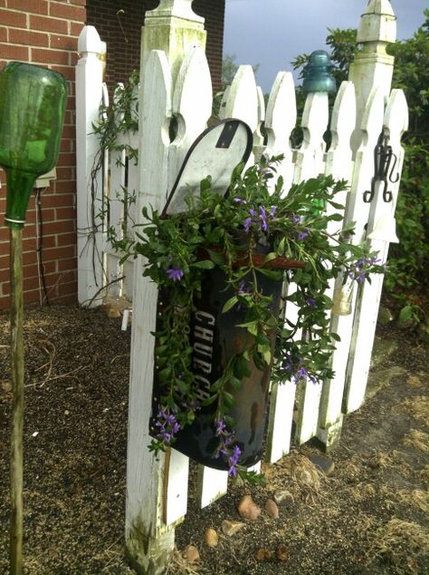 Repurpose Mailbox Ideas, Old Mailbox Planter Ideas, Old Mailboxes Repurposed, Old Mailbox Ideas, Flowerpot Designs, Mailbox On House, Vintage Outdoor Decor, Mailbox Planter, Old Mailbox