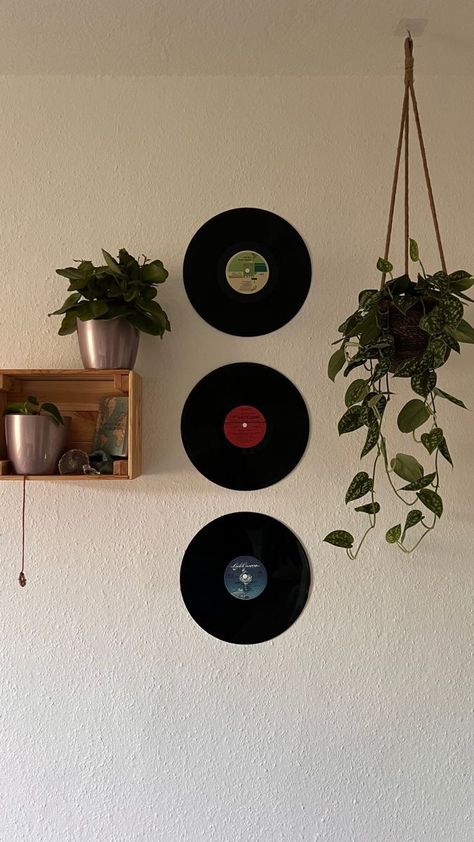 Blank Wall Room Ideas, Music Inspired Room Decor, Ideas For Wall Decor Bedroom, Ceiling Decor Bedroom Diy, Turn Table Setup, Wall Decorate Ideas, Records On Wall Aesthetic, Bedroom Wall Decor Diy, Ways To Decorate Your Bedroom