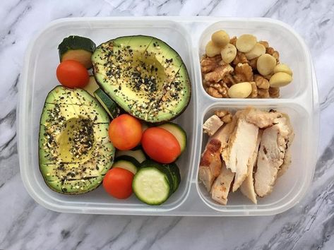 Keto lunch box idea packed fast with #easylunchboxes #avocado #chicken #healthy #keto #ketolunch Keto Box, Keto Diet App, Keto Recipes Ketogenic, Keto Lunch Ideas, Keto Diet Benefits, Starting Keto Diet, Keto Lunch, Keto Diet Menu, Diet Vegetarian