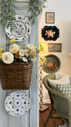 Decor Baskets Ideas Living Room, Southern Style Home Decor, Basket Styling Ideas, Vintage Decorating Ideas For The Home, Goodwill Finds Thrifting, Blue Willow Decor, Cottage Cozy, Cottagecore Living, Goodwill Finds