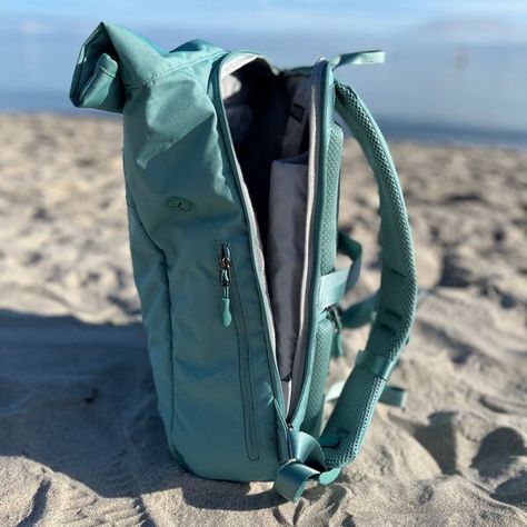 DER VIELSEITIGE RUCKSACK ZUM EINROLLEN PIET, unser Rolltop Rucksack mit Laptopfach, ist ideal für den Alltag, auf Reisen, im Job, beim Sport, in der Schule oder Uni, aber auch als Wickelrucksack für Eltern. PIET hat den Stauraum, den du brauchst.  Top Feature: Schneller Zugriff trotz Rolltop Traditionell lassen sich Rolltop Rucksäcke lediglich von oben öffnen, welches beizeiten etwas umständlich sein kann. Denn meistens sucht man genau das, was sich ganz unten im Rucksack befindet. PIET bietet d Laptop Rucksack, Surf Style, Surfing, Laptop, Backpacks, Sewing, Quick Saves