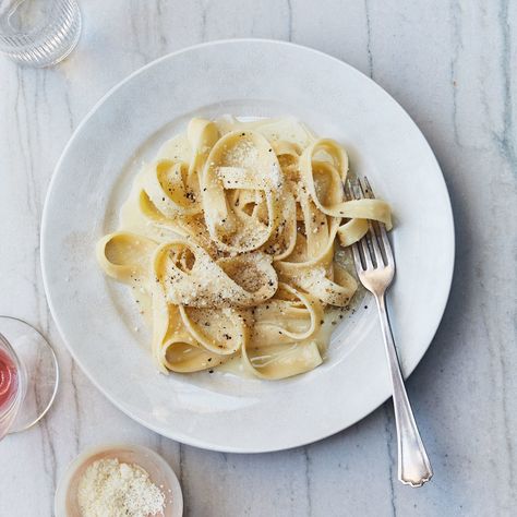 Real alfredo should never (never!) include cream; the silky sauce is the result of an emulsion between the grated cheese, melted butter, and starchy pasta water. This is part of [BA's Best](http://www.bonappetit.com/best), a collection of our essential recipes. Fettuccine Alfredo Sauce Recipe, Fetuccini Alfredo, Fettuccine Alfredo Sauce, Fettucini Alfredo, Resep Pasta, Favorite Pasta Recipes, Fettuccine Alfredo Recipes, Vegetarian Pasta Recipes, Pasta Water