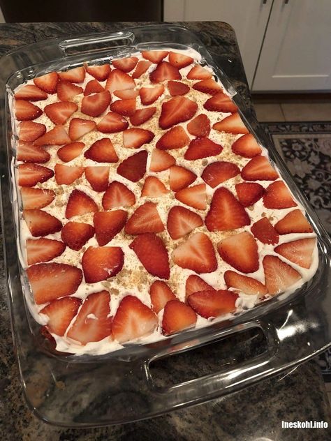 Strawberry Cream Cheese Icebox Cake | InesKohl Kitchen Ineskohl Kitchen, Strawberry Icebox Cake, Icebox Cake Recipes, Classic Cheesecake, Strawberry Cream Cheese, Icebox Cake, Strawberry Cream, Strawberry Desserts, Cake With Cream Cheese