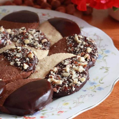 Orange Chocolate Hazelnut Bread Hazelnut Shortbread, Shortbread Cookie Recipe, Chocolate Hazelnut, Shortbread Cookies, Vegetarian Chocolate, Chocolate Cookies, Chocolate Cookie, Hazelnut, Yummy Treats