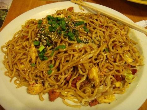 Hawaiian Saimin and Ramen Noodle. this website gives u the guidelines on how to make ramen and saimin. Now I can use what I have in my kitchen Fried Saimin Recipe Hawaii, Fried Saimin Recipe, Saimin Recipe, Fried Saimin, Fried Noodles Recipe, Asian Side Dishes, Hawaiian Dishes, Ramen Noodle Recipes, Hawaii Food