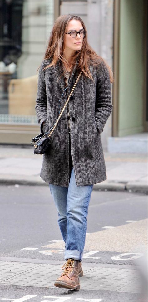 Keira Knightley Street Style Keira Knightly Street Style, Kiera Knightly Street Fashion, Keira Knightley Street Style, French Girl Outfits, Keira Knightley Style, Movie Outfit, Kiera Knightly, Class Outfits, Ootd Winter