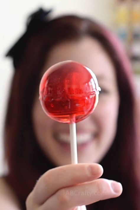 Homemade Tootsie Pop - Easy Homemade Tootsie Pop Recipe - AB Crafty Sophie Blackall, Tootsie Pops, Homemade Lollipops, Tootsie Roll Pops, Tasty Sweets, Large Lollipops, Lollipop Recipe, Giant Lollipops, Heavenly Desserts