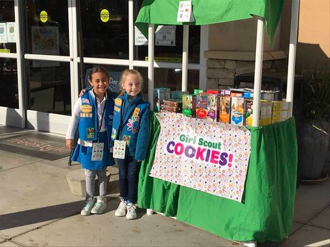 How to maximize your Girl Scout cookie booth time | BigCrazyLife Girl Scout Cookie Booth Ideas, Cookie Booth Ideas, Selling Girl Scout Cookies, Girl Scout Cookie Booth, Selling Cookies, Creative Booths, Wagon Ideas, Girl Scout Cookies Booth, Cookie Booth