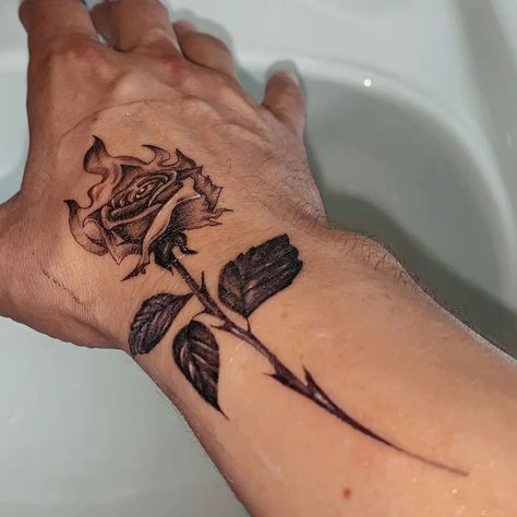 Brennende Rose Mens Rose Tattoo Forearm, Rosen Tattoo Mann, Back Of Hand Tattoos, Cool Simple Tattoos, Rose Vine Tattoos, Herren Hand Tattoos, Tattoo Homme, Rose Tattoo Forearm, Around Arm Tattoo