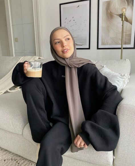 Black Street Outfit, Outfit Ideas With Hijab, Black Outfits Summer, Casual Black Outfits, Black Outfit Hijab, Street Outfit Ideas, Outfit Ideas Basic, Black Hijab Outfit, Simple Black Outfits