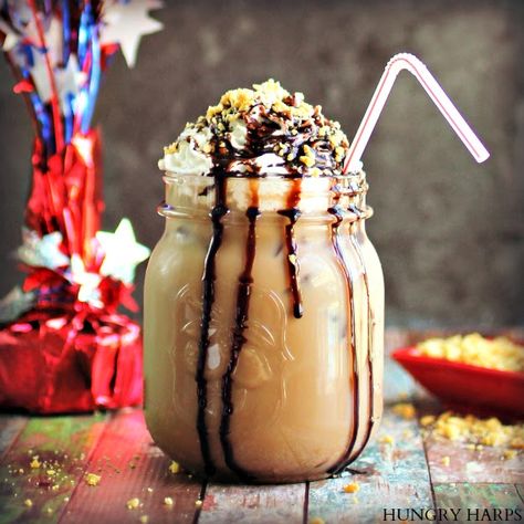 Hungry Harps: Iced Peanut Butter Cup Latte {how to make iced coffee} Iced Mocha Recipe, Ninja Coffee Bar Recipes, Peanut Butter Coffee, Peanut Butter Smores, Make Iced Coffee, Coffee Smoothie Recipes, Iced Coffee Protein Shake Recipe, Iced Coffee Protein Shake, Crockpot Hot Chocolate