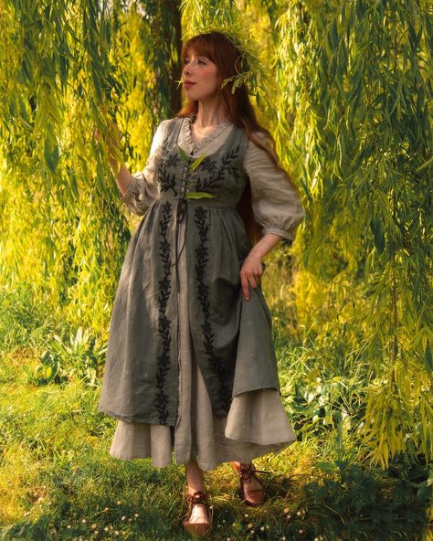 ‘ You are the green wonder of June ‘ 🌱🌾🌿💚🍃 Dressing up as a Middle Earth or quest character will be my summer’s plan! Any volunteers for join me to this adventure? — Over dress : from @voriagh — Dress : from @sondeflor use ‘REIVAILLESDF’ for a discount at the checkout (link in the bio) 🤍 — Shoes : from @caboclo_brasil you can use ‘REIVAILLE5’ for an additional discount! 👞 . . 🏷️ #fairytalephotography #gardenfairy #enchantedliving #poetryofsimplethings #summerdress #seasonaltales #aest... Hobbit Oc Female, Hobbitcore Outfits, Hobbit Dress, Hobbit Core, Romantic Coquette, Fairytale Photography, Over Dress, Fantasy Dresses, Cottagecore Fashion