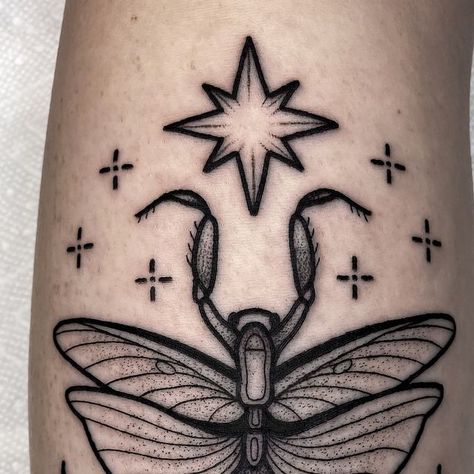 Praying Mantis Tattoo Traditional, Praying Mantis Tattoo Simple, Traditional Folk Tattoo, Praying Mantis Tattoo, Folk Tattoo, Mantis Tattoo, Tattoo Board, Female Tattoo Artists, Bee Tattoo