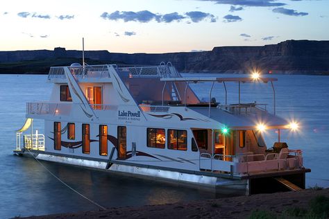 Lake Powell Houseboat, Houseboat Vacation, Luxury Houseboats, Houseboat Rentals, Houseboat Living, Sailboat Interior, Utah Camping, House Boats, River Float