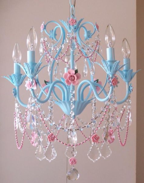 45 Pastel Decor Inspirations For A Sweet Valentine Beautiful Chandeliers, Shabby Chic Chandelier, Deco Pastel, Pink Chandelier, Princess Bedroom, Camera Vintage, Princess Room, Shabby Chic Bedrooms, Craft Rooms