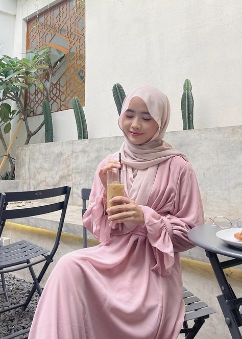 Pink Dress Hijab Outfit, Dress Pink Hijab, Pink Dress Hijab, Gamis Pink, Pink Outfit Hijab, Ulzzang Hijab, Pink Hijab Outfit, Nude Pink Dress, Outfit Hijab Ideas