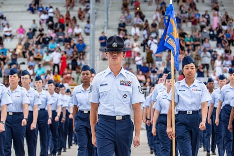 Understanding US Air Force uniforms | We Are The Mighty Us Air Force Uniform, Air Force Uniform, Air Force Uniforms, Basic Military Training, Military Lifestyle, Military Tactics, Career Fields, Team Building Exercises, Military Training