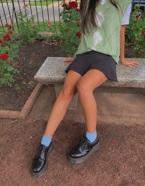 Oxford Doc Martens Outfit, Dr Martens Shoes Outfit, Doc Martens Outfit Grunge, Outfit Sweater Vest, Doc Martens Oxfords, Aesthetic Skater Girl, Garden Outfit, Aesthetic Vintage Outfits, Oxfords Outfit