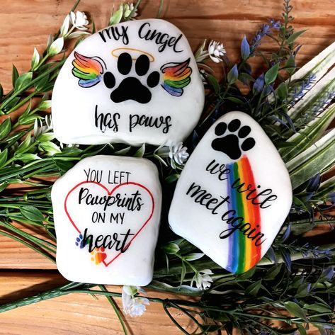 Memorial Stones Diy, Diy Rock Art, Painted Rock Animals, Pet Memorial Stones, Painted Rocks Kids, Pet Sympathy Gifts, Painted Rocks Craft, Stones Diy, Rock Painting Patterns