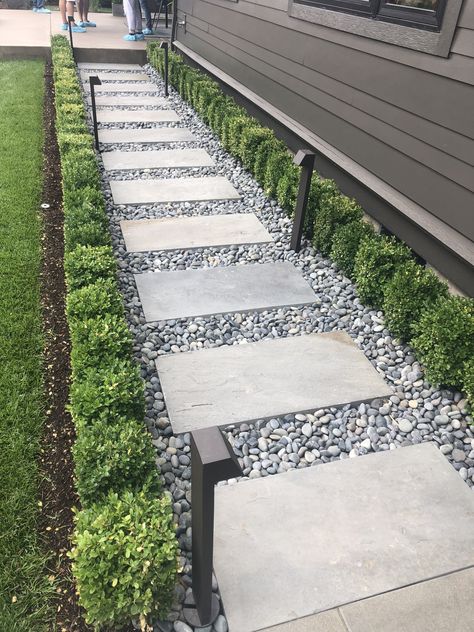 Front Yard Walkway Ideas, Beautiful Houses Exterior, Modern Driveway, Decoration Beton, Backyard Walkway, Side Yard Landscaping, Walkway Design, Paver Walkway, Stone Patio