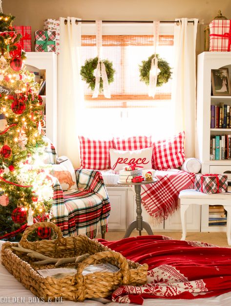 Diy Window Seat, Peaceful Christmas, Christmas Window Decoration, Cozy Bedrooms, Christmas Country, Christmas Cozy, Christmas Prep, Christmas Cottage, Cottage Charm