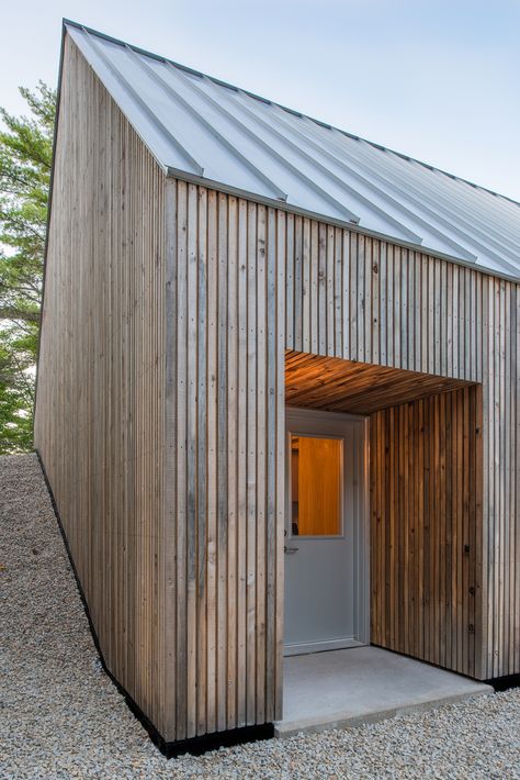 Image 11 of 32 from gallery of Moore Studio / Omar Gandhi Architect. Photograph by Greg Richardson Photography Omar Gandhi, House Cladding, Modern Barn House, Wood Architecture, Wood Cladding, Timber Cladding, Casa Exterior, Wood Siding, Earthship