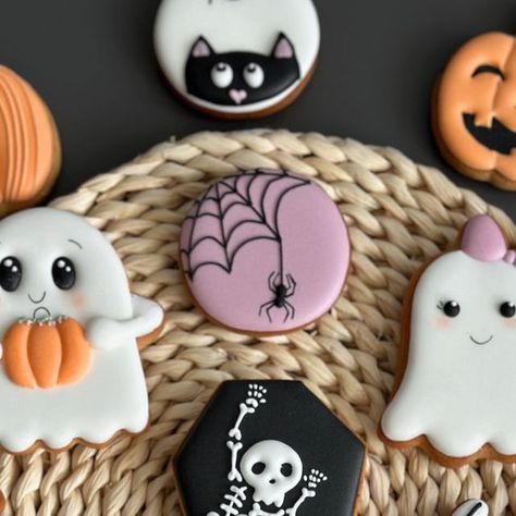 Édesmézes on Instagram: "Halloweeni mézeskalács kollekció 🎃  Rendelni üzenetben tudtok a készlet erejéig‼️  #mézeskalács #kézzelkészült #royalicing #mutimitsütsz #halloween #halloweencookies" Round Cookies Decorated, Halloween House Party, Fall Cookies, Cookies Decorated, Icing Cookies, Halloween Cookies, Kids Halloween, Royal Icing Cookies, Halloween Town