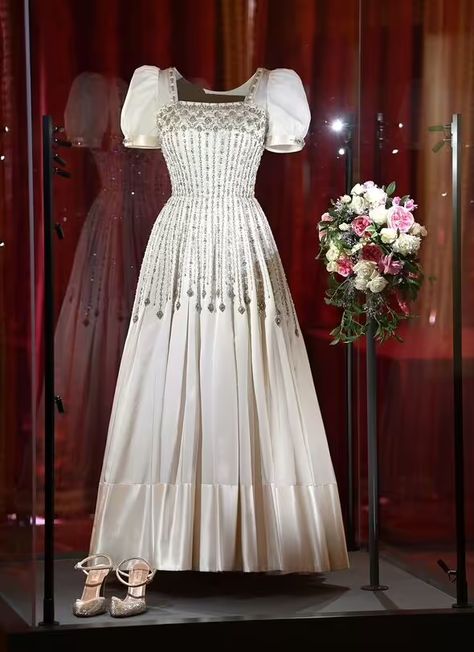 Princess Beatrice Wedding, Norman Hartnell, Royal Wedding Gowns, Royal Wedding Dress, Estilo Real, Royal Brides, Sarah Ferguson, Princess Beatrice, Royal Dresses