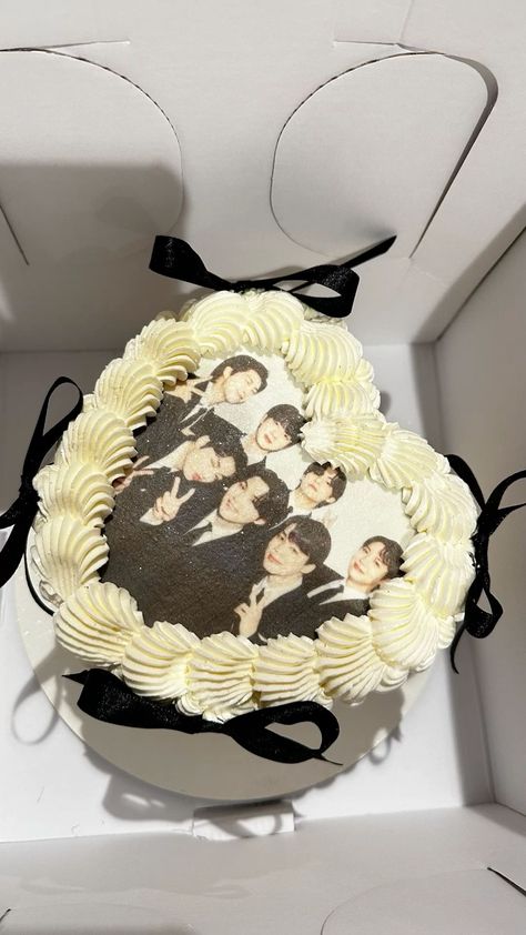 K Pop Cake Ideas, Bts Birthday Party Ideas, Bts Themed Birthday Party, Bts Cake Ideas, Bts Cake Birthday Ideas, Bts Cake Simple, Jungkook Cake, Kpop Birthday Cake, Jimin Cake