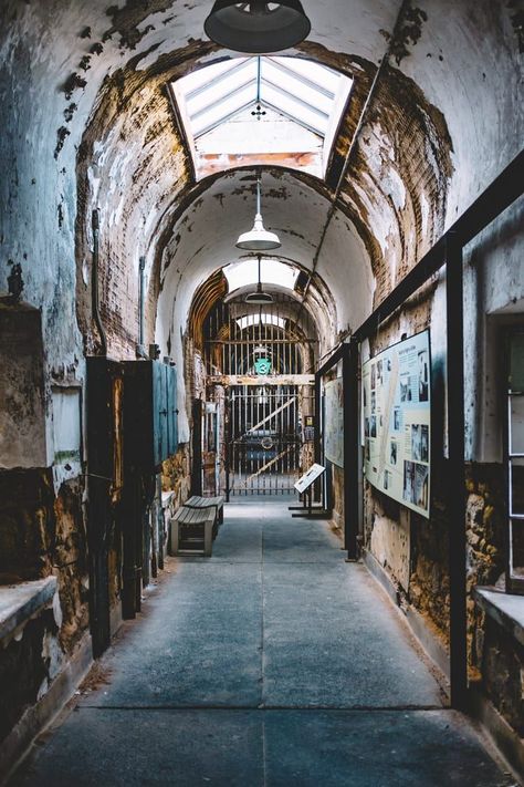 Haunted Prison Eastern State Penitentiary Haunted Prison, Eastern State Penitentiary, Abandoned Asylums, Most Haunted Places, Places In America, Ghost Adventures, Old Cemeteries, Al Capone, Paranormal Investigation