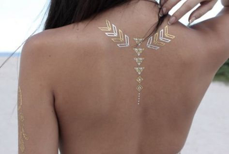 Would make a pretty real tattoo Jewellery Tattoo, Gold Tattoos, Gold Henna, Metallic Tattoo, Metallic Tattoo Temporary, Boho Tattoos, Black Henna, Gold Tattoo, White Henna