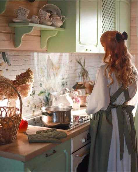 House Wife Aesthetic Cleaning, Cottage Core Cooking Aesthetic, Woman In Kitchen Aesthetic, Vintage Wife Aesthetic, Woman Baking Aesthetic, Cottagecore Housewife, Christian Homemaking Aesthetic, Women Cooking In Kitchen, Woman Cooking Aesthetic